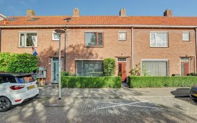 Tussenwoning te koop: Larixlaan 26, Kleine Geest en Molenwijk Monster