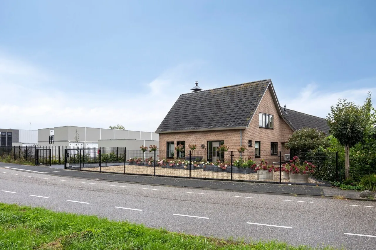 Vrijstaande woning te koop: Latensteinse Rondweg 2, Tiel