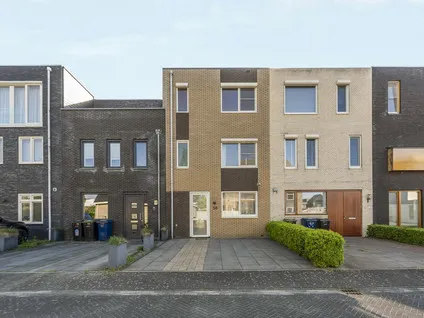 Tussenwoning te koop: Latijnzeil 58, Noorderplassen W.-West Almere