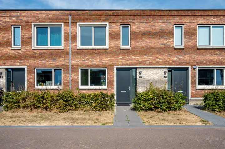 Tussenwoning te koop: Laura Bassihof 90, Almere