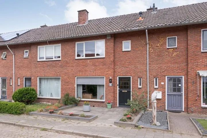Tussenwoning te koop: Laurens Alma Tademastraat 10, Ossenkoppelerhoek West Almelo
