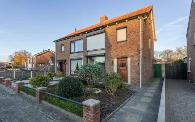 Twee-onder-één-kap te koop: Laurent Rampartstraat 15, Halsteren-Centrum Halsteren