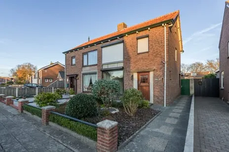 Twee-onder-één-kap te koop: Laurent Rampartstraat 15, Halsteren-Centrum Halsteren