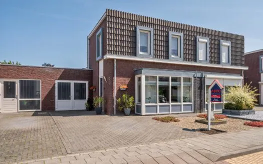 Tussenwoning te koop: Lavendelheide 8, Reuver