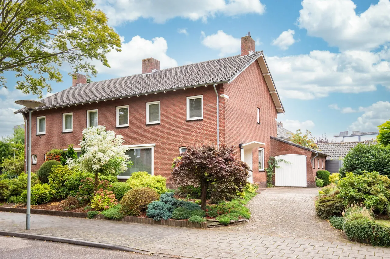 Twee-onder-één-kap te koop: Le Bron de Vexelastraat 10, Roermond