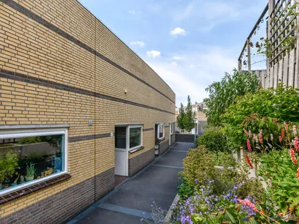 Tussenwoning te koop: Leeuwenburg 27, Burgtenbuurt Alphen Aan Den Rijn