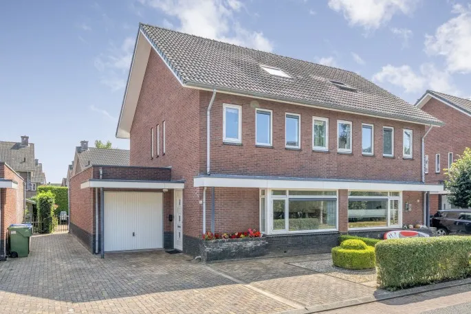 Twee-onder-één-kap te koop: Leeuwentand 5, Plantenbuurt Meppel