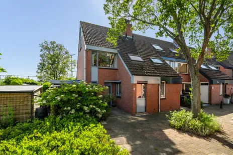 Corner house for sale: Leeuwerik 35, Kwintsheul Centrumgebied Kwintsheul