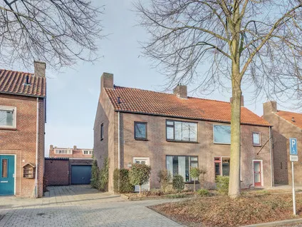 Twee-onder-één-kap te koop: Leeuweriklaan 24, Hapert