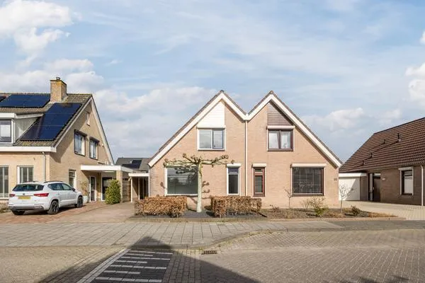 Tussenwoning te koop: Leeuwerikstraat 51, Fijnaart Fijnaart