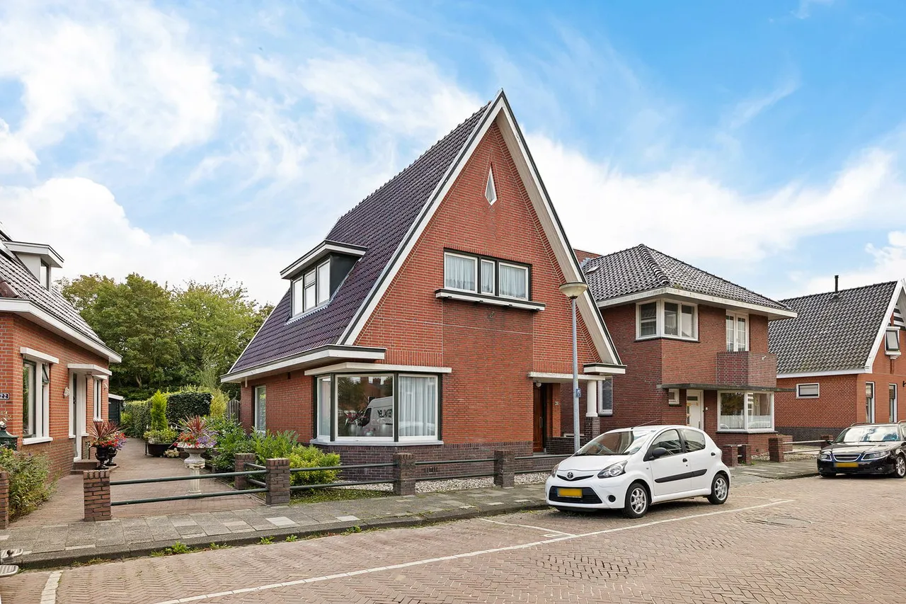 Twee-onder-één-kap te koop: Leeuwstraat 20, Uithuizen