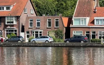Twee-onder-één-kap te huur: Leidsekade 33, Leidschendam - Zuid De Tol / 't Hert Leidschendam
