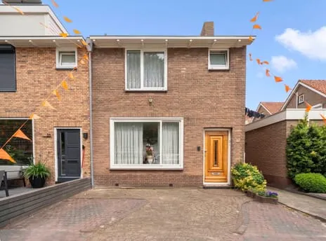 Corner house for sale: Leliestraat 25, Volendam-Bloemenbuurt Volendam