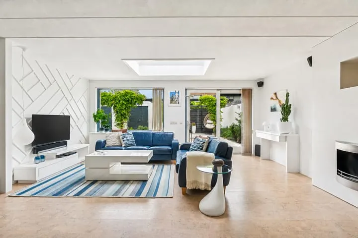 Corner house for sale: Leo Gestelstraat 1, Tussen de Vaarten Z.- Noordoost Almere