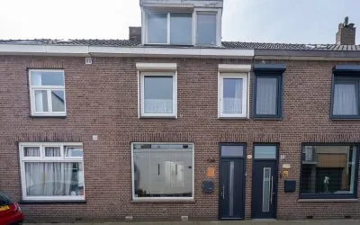 Tussenwoning te koop: Leo XIII-straat 26, Pastorieklamp West Tilburg