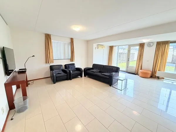 Twee-onder-één-kap te huur: Lien Gisolflaan 1, Zeestratenbuurt Amstelveen