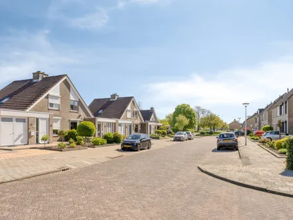 Tussenwoning te koop: Lijnzaadstraat 6, Dinteloord