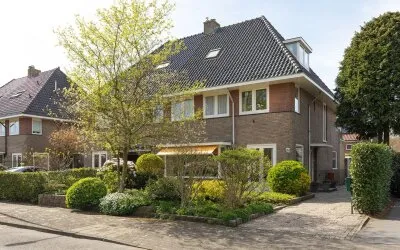 Twee-onder-één-kap te koop: Lijsterbeslaan 10, Bloemenkwartier Zuid Hilversum
