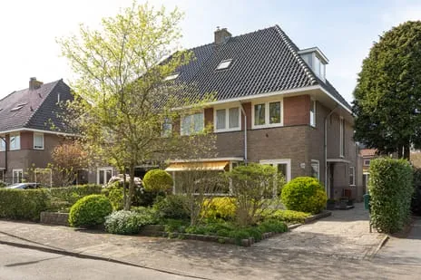 Twee-onder-één-kap te koop: Lijsterbeslaan 10, Bloemenkwartier Zuid Hilversum