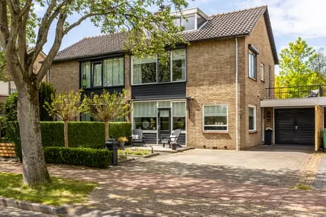 Tussenwoning te koop: Lijsterbeslaan 18, Duinoord Oostvoorne