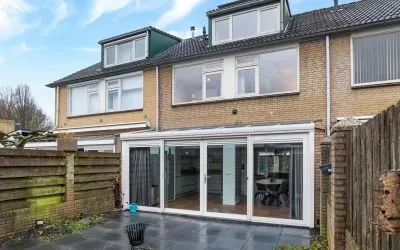 Tussenwoning te koop: Lijsterbesstraat 17, Liefkenshoek Heteren