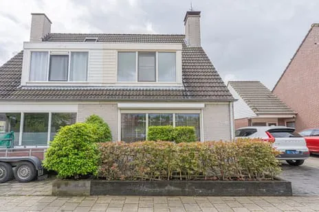 Twee-onder-één-kap te koop: Lijsterbesstraat 24, Goes-Zuid Goes