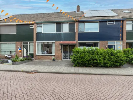 Tussenwoning te koop: Lijsterbesstraat 6, Roelofarendsveen-Noord Roelofarendsveen