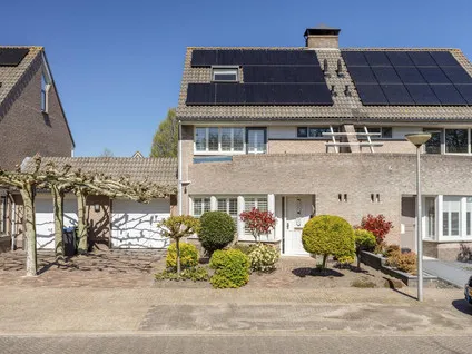 Tussenwoning te koop: Lijsterbesstraat 9, De Schans en Oude Molen Halsteren