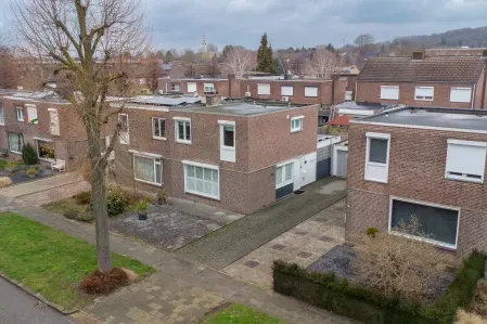Twee-onder-één-kap te koop: Lindenlaan 33, Bunde Bunde