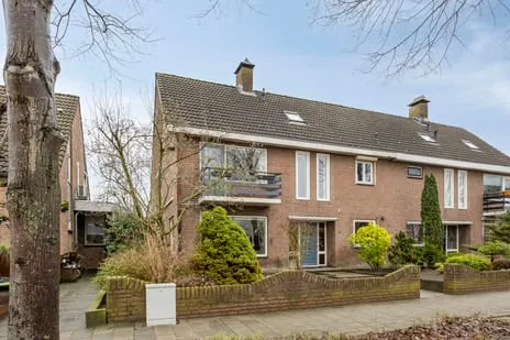 Tussenwoning te koop: Lindonklaan 37, Hooipolder en De Hoeven Raamsdonksveer