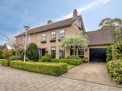Twee-onder-één-kap te koop: Liniestraat 4, Carmel Hulst