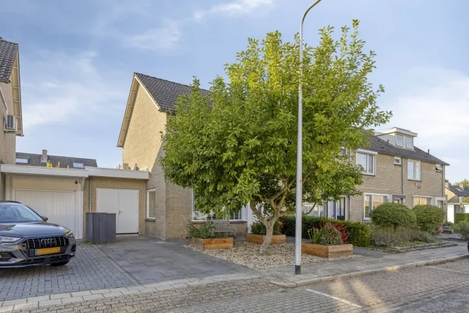 Tussenwoning te koop: Lisztstraat 23, Almelo