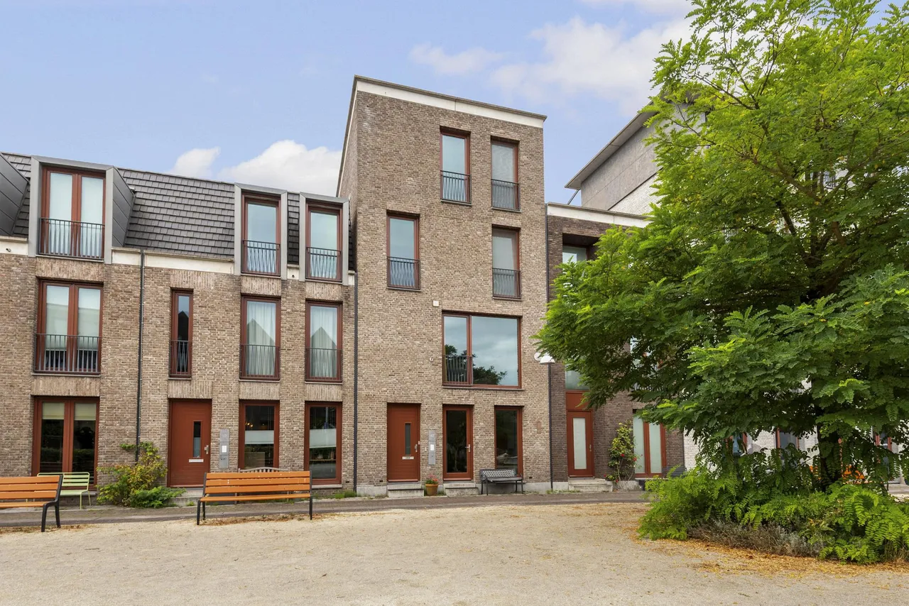 Tussenwoning te koop: Loes van Marlestraat 17, Weesp