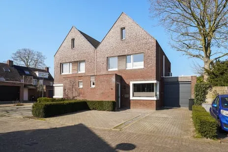 Twee-onder-één-kap te koop: Looierij 50, Centrum Waalwijk