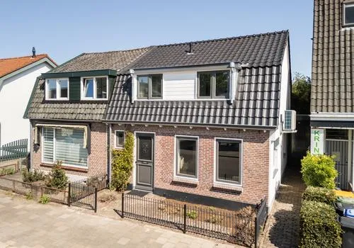 Twee-onder-één-kap te koop: Looydijk 98, De Bilt Oost De Bilt