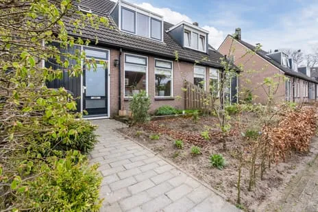 Tussenwoning te koop: Luchtenstein 24, De Wijk De Wijk