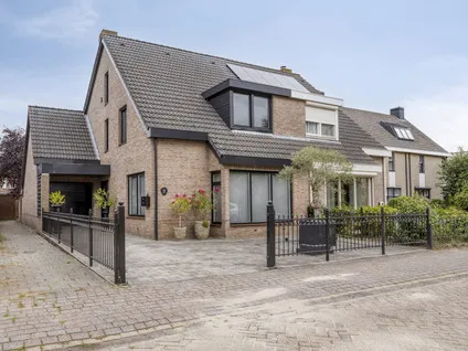 Twee-onder-één-kap te koop: M. Siegenbeekstraat 4, Hooipolder en De Hoeven Raamsdonksveer