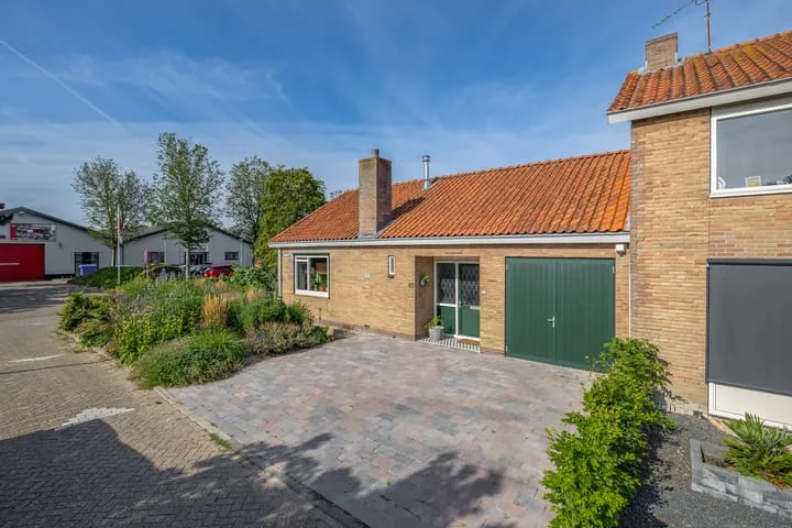 Hoekwoning te koop: Maannezee 58, Dirksland centrum Dirksland