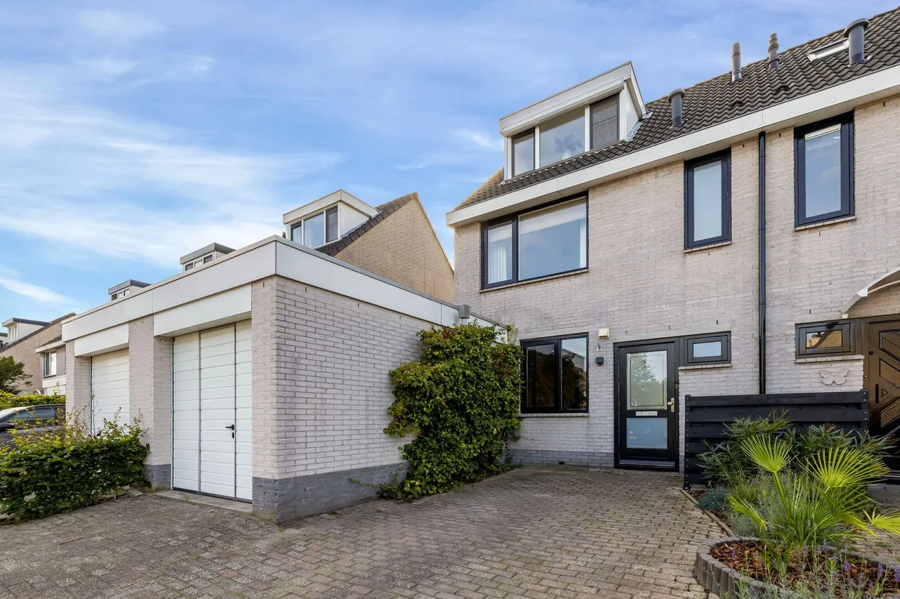 Tussenwoning te koop: Maarten Trompstraat 37, Hellevoetsluis