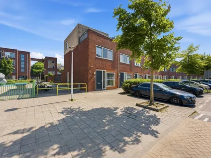Corner house for sale: Maasstraat 28, Rivierenbuurt Alblasserdam