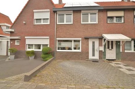 Tussenwoning te koop: Maastrichterlaan 57, Lauradorp Landgraaf