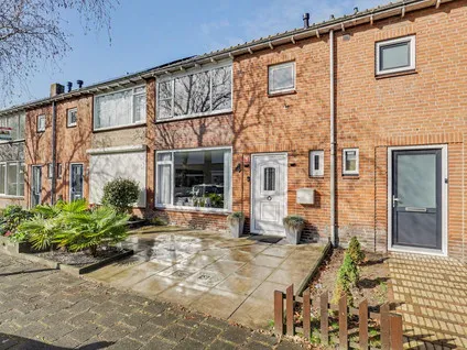 Tussenwoning te koop: Madeliefstraat 4, Bloemenoord Waalwijk