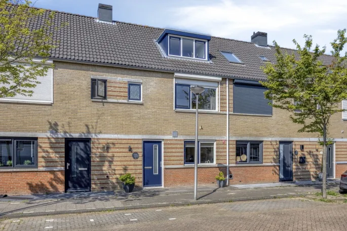 Tussenwoning te koop: Madelon Lulofsstraat 38, Maaswijk-Zuidoost Spijkenisse