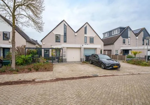 Twee-onder-één-kap te koop: Madernastraat 40, Muziekwijk Z.-Oost Almere