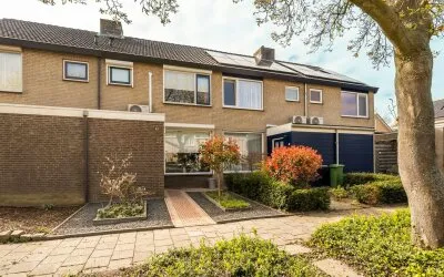 Tussenwoning te koop: Magnolialaan 27, Almkerk oost Almkerk