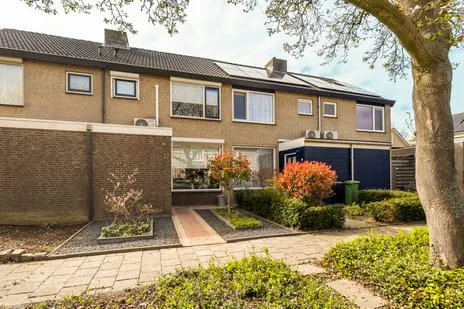 Tussenwoning te koop: Magnolialaan 27, Almkerk oost Almkerk