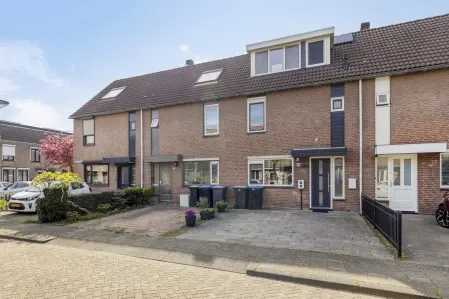 Tussenwoning te koop: Mandolinestraat 17, Vogelenzang-Noord Spijkenisse