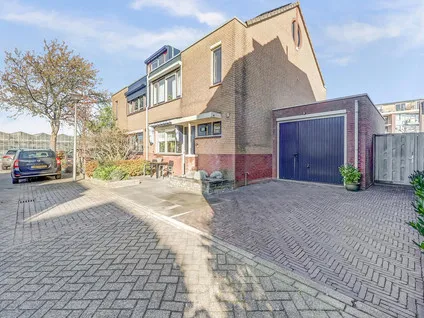 Twee-onder-één-kap te koop: Mantelmeeuw 14, Bleyenburg De Lier