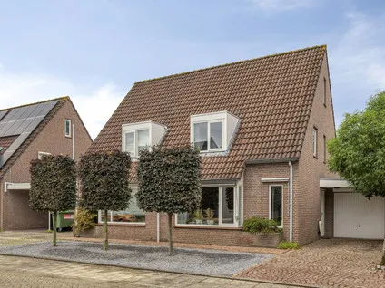 Tussenwoning te koop: Marga Klompéstraat 15, De Hoef Waalwijk