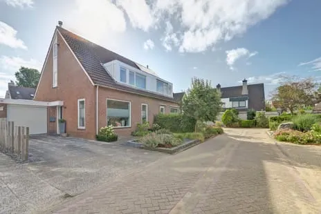 Twee-onder-één-kap te koop: Marga Klompelaan 4, Rosenburg Vlissingen
